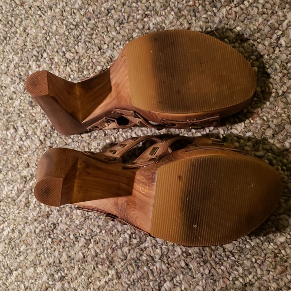 **LIGHTLY WORN** XOXO Wood and Leather Heeled Sandals with Gold Studs Size 7 US - Picture 3 of 4